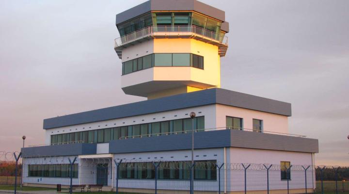 Wieża kontroli ruchu lotniczego na lotnisku Gdynia Babie Doły