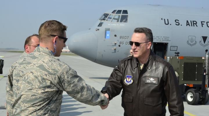 Gen. Partrick Mordente, dowódca 86 Skrzydła Lotnictwa Transportowego USAF podczas wizyty w Powidzu, fot. kpt. W. Baran