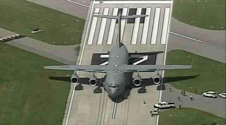 C-17 po lądowaniu na lotnisku Peter O. Knight