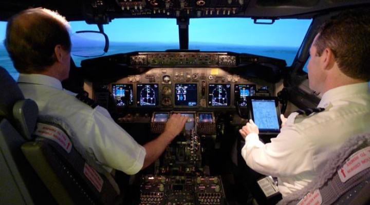 Kokpit rejsowego samolotu pasażerskiego