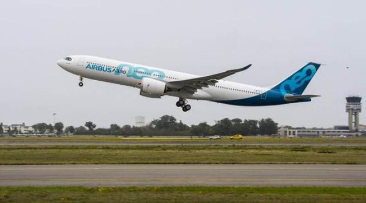 Dziewiczy lot pierwszego samolotu A330neo (fot. H. Gousse/Airbus)