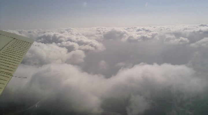 lot nad chmurami