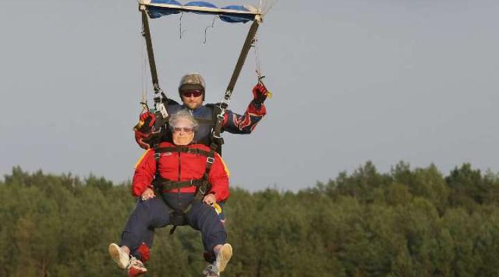 Ma 75 lat i skoczyła ze spadochronem w tandemie