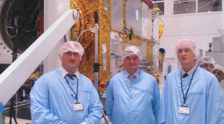 od lewej: dr inż. G. Rarata, prof. P. Wolański, mgr inż. P. Surmacz w hali montażu satelitów w Thales Alenia Space w Cannes