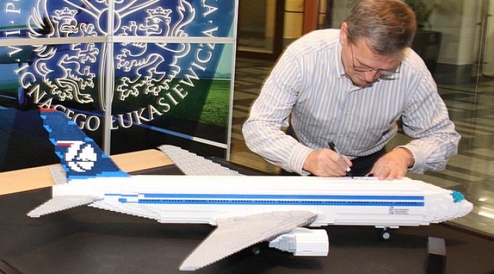 Kpt. Tadeusz Wrona złożył autograf na modelu Boeinga 767 z klocków Lego, fot. M.Misiakiewicz