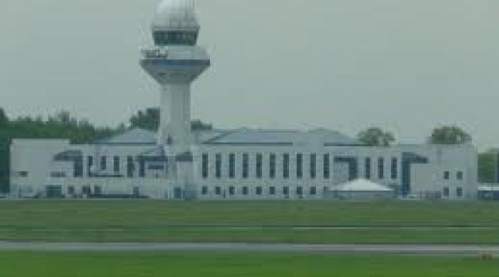 Wieża kontroli rychu na lotnisku Okęcie