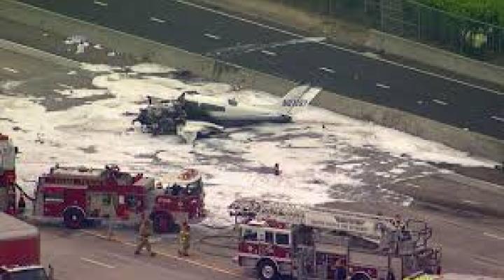 Wypadek samolotu na autostradzie w Los Angeles