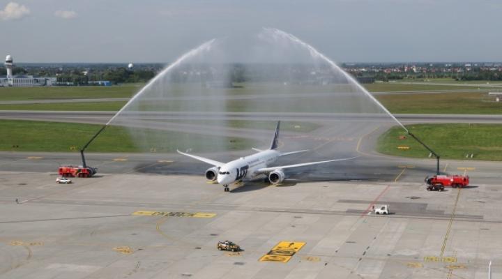Powitanie na lotnisku Chopina ósmego Dreamlinera we flocie PLL LOT - Boeinga 737-800 NG (SP-LRH) (fot. PLL LOT)