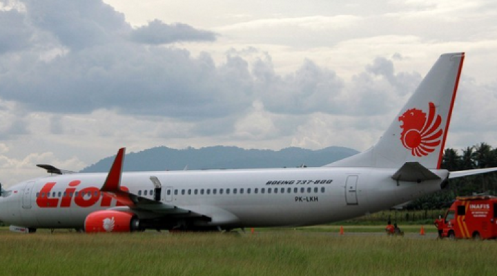 Boeing 737-900 linii lotniczych Lion Air wypadł z pasa po zderzeniu z krową, fot. AFP
