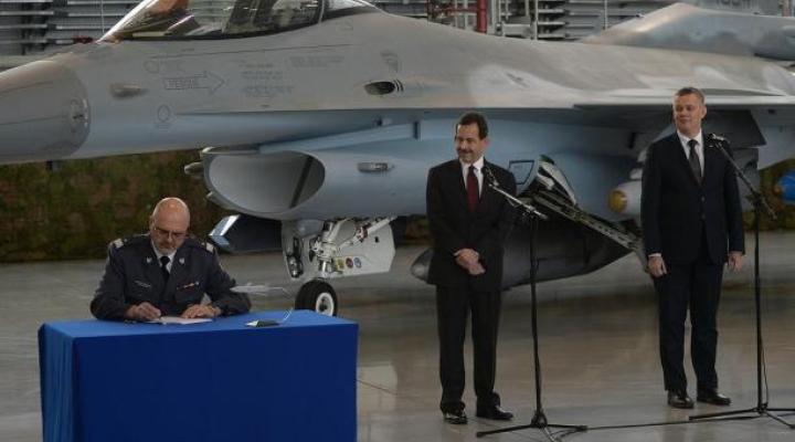 Umowa na uzbrojenie do F-16 podpisana (fot. mjr Robert Siemaszko/DPI MON)