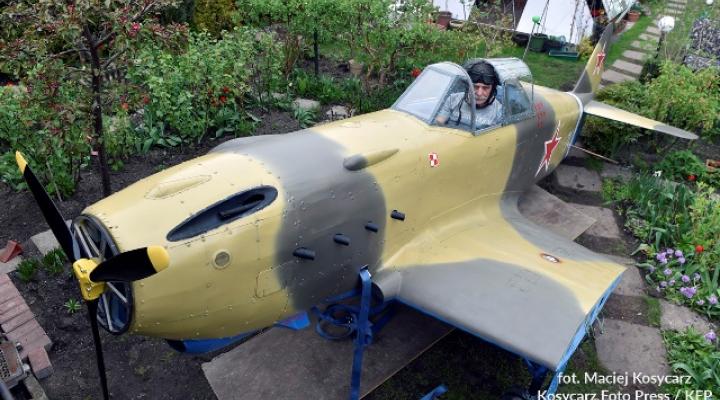 Jan Markiewicz z Otomina skonstruował model radzieckiego samolotu myśliwskiego Jak-1B (fot. Maciej Kosycarz / KFP)