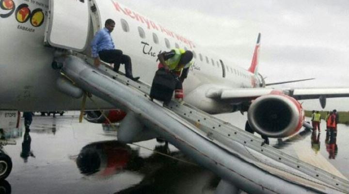 E190 Kenya Airways po wypadnięciu z pasa w Dar es Salaam