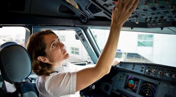 Kobieta kapitan w kokpicie samolotu easyJet, fot. rp.pl