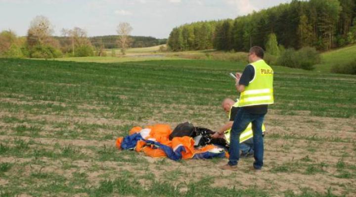 Wypadek paralotniarza w Wielu koło Kościerzyny (fot. KPP w Kościerzynie)