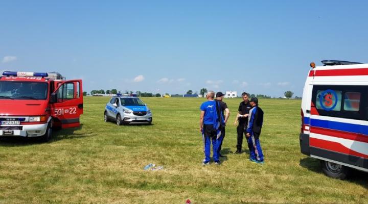 Miejsce wypadku z udziałem skoczka spadochronowego w Sierakowie (fot. KP Państwowej Straży Pożarnej w Przasnyszu)