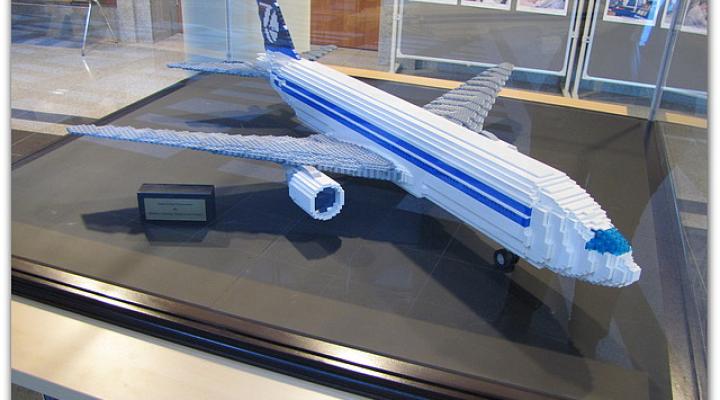 Model Boeinga 767 z klocków Lego, fot. Politechnika Rzeszowska
