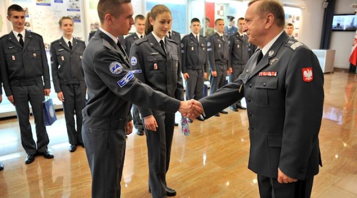 Generał broni pilot Lech Majewski podczas spotkania z licealistami z Dęblina, fot. M.C. Wójtowicz/Klub SP