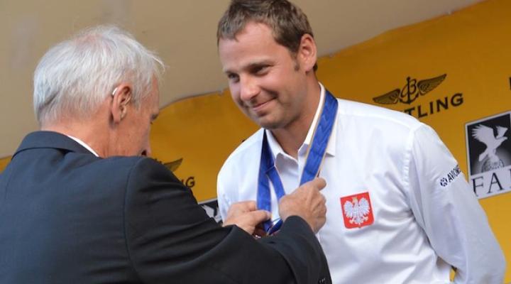 Maciej Pospieszyński podczas wręczenia brązowego medalu Mistrzostw Świata
