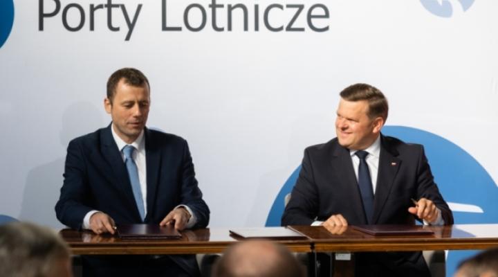 Podpisano umowę o sprzedaży radomskiego lotniska przedsiębiorstwu Porty Lotnicze (fot. premier.gov.pl)