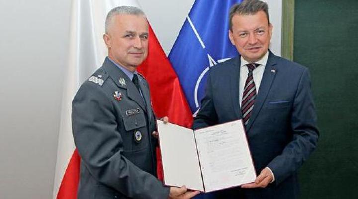 Generał bryg. pil. Jacek Pszczoła i Mariusz Błaszczak, minister obrony narodowej (fot. mon.gov.pl)
