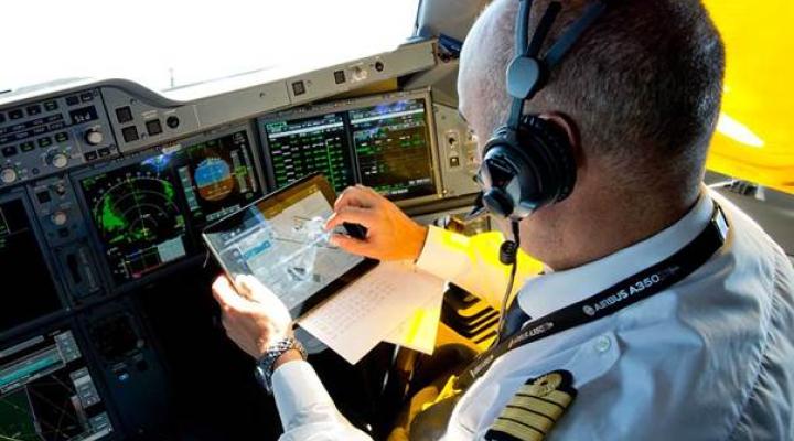 Pilot w kokpicie (fot. Airbus)
