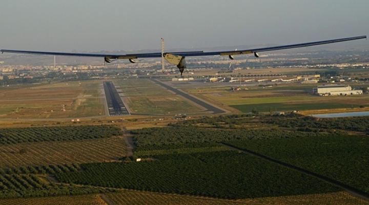 Solar Impulse 2 ląduje w Sewilli na południu Hiszpanii (fot. solarimpulse.com)