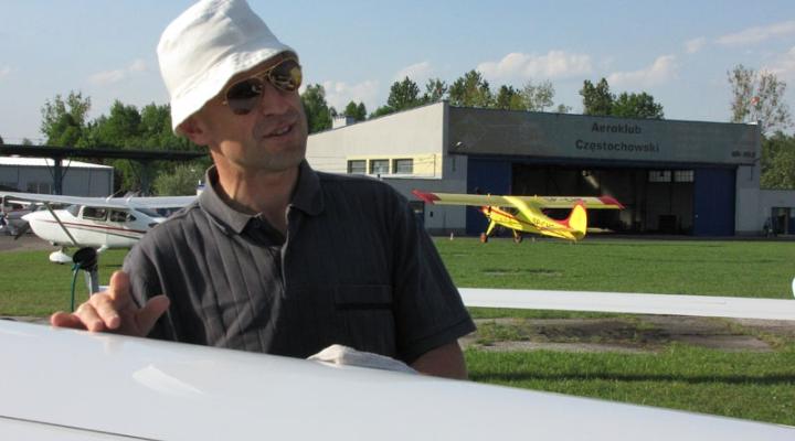 Zbyszek Nieradka z Aeroklubu Częstochowskiego jest liderem szybowcowych mistrzostw świata w klasie 18-metrowej  