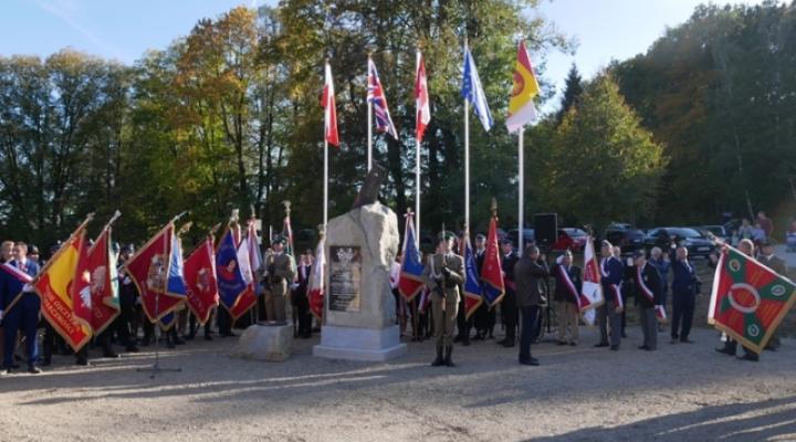 Odsłonięcie pomnika poświęconego lotnikom RAF w Lipnicy Wielkiej (fot. W. Krajewski/MWP)