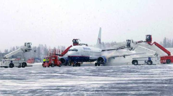 Odladzanie samolotu pasażerskiego na lotnisku w Oslo (fot. Oslo Lufthavn)