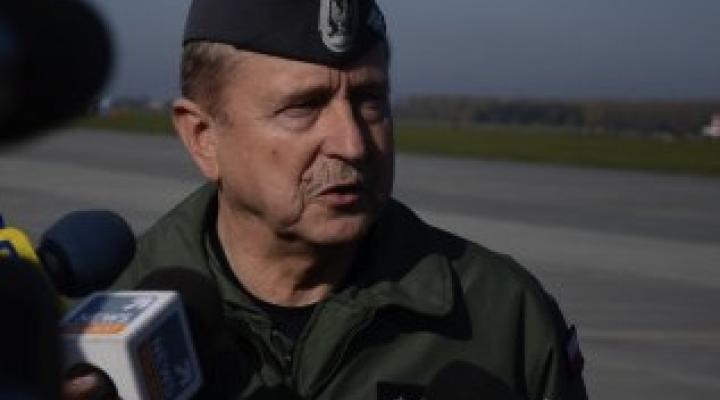 Gen. Lech Majewski podczas rozmowy z mediami