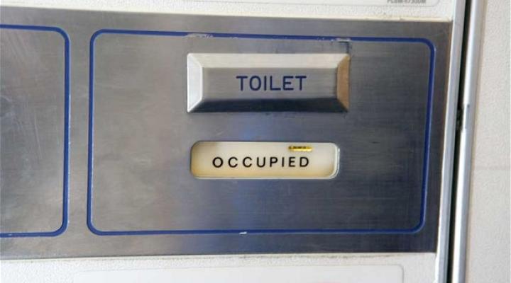 Drzwi do toalety w samolocie