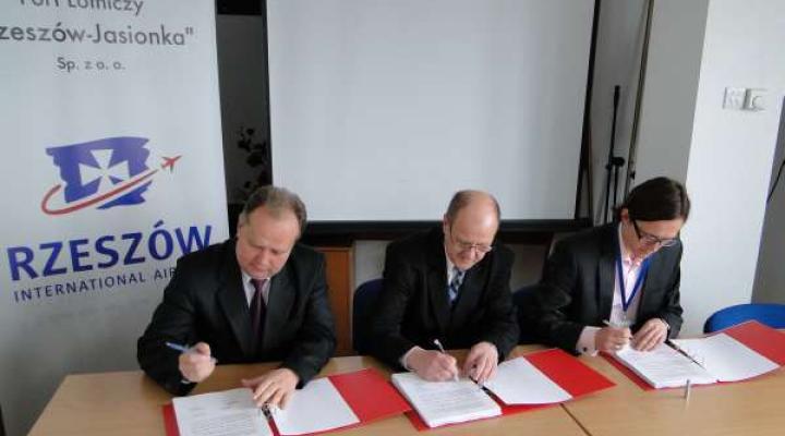 Podpisanie umowy na wykonanie płyty postojowej w PL Rzeszów