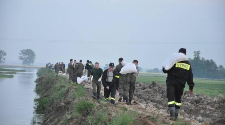 Żołnierze 16. jarocińskiego batalionu remontu lotnisk niosą pomoc powodzianom