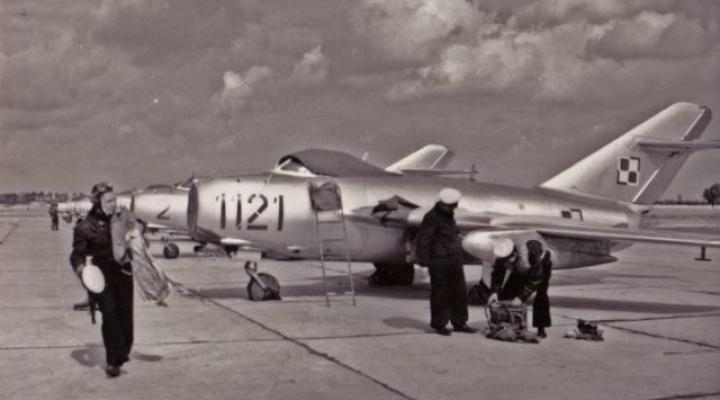 Por. pil. Marian Klusek przy samolocie Lim-2 nr 1121 (fot. archiwum MKSL w Gdyni)
