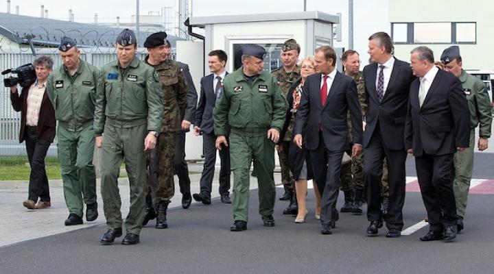 Premier Donald Tusk wśród lotników 