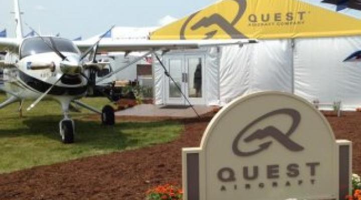 Stoisko firmy Quest na targach lotniczych w Oshkosh