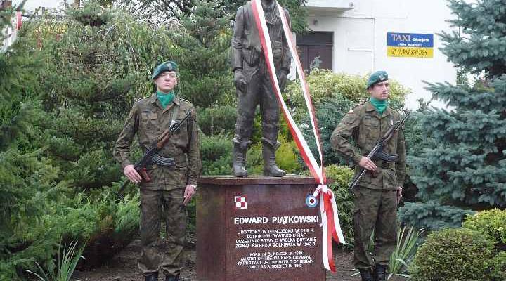 Pomnik pilota Edwarda Piątkowskiego/ fot. Gimnazjum nr 1 im. Marka Kotańskiego w Glinojecku