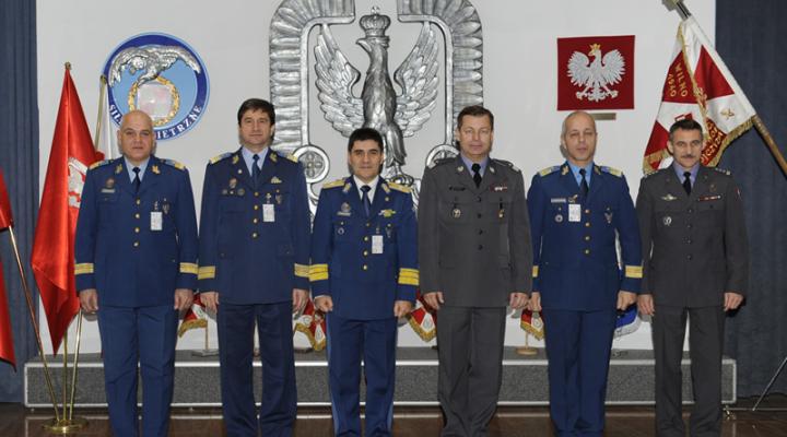 Zdjęcie pamiątkowe ze spotkania z Delegacją Sił Powietrznych Rumunii, fot. Mirosław Wójtowicz