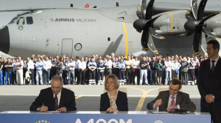 Domingo Ureña, Carme Chacón i Patrick Bellouard podpisują umowę/ fot. Airbus