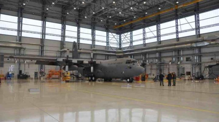 Nowoczesny hangar samolotów transportowych C-130 lotniska w Powidzu/ fot. kpt. Włodzimierz BARAN