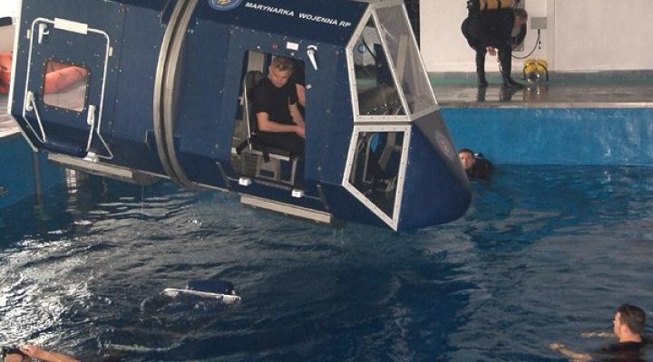 Szkolenie pilotów śmigłowcwych: jak ujść z katastrofy śmigłowca, która znalazła się pod wodą