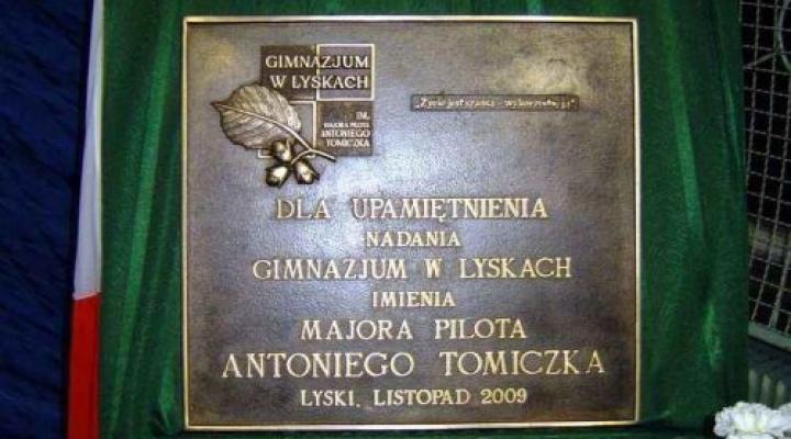 Tablica upamiętniająca nadanie gimnazjum w Lyskach imienia majora pilota Antoniego Tomiczka