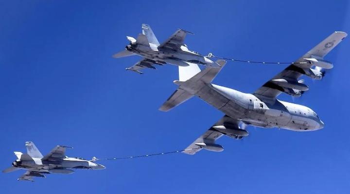 Dwa F/A-18 i KC-130 podczas tankowania w powietrzu (fot. vaaju.com)