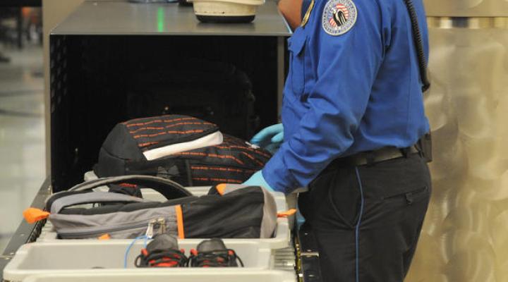 Kontrola bagażu na jednym z lotnisk USA