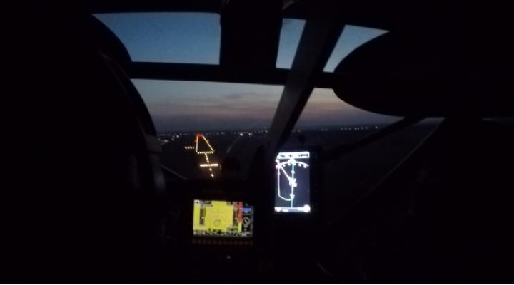 Pierwsze w historii lotniska EPML lądowanie samolotu ultralekkiego w nocy (fot. Zbigniew Mróz)