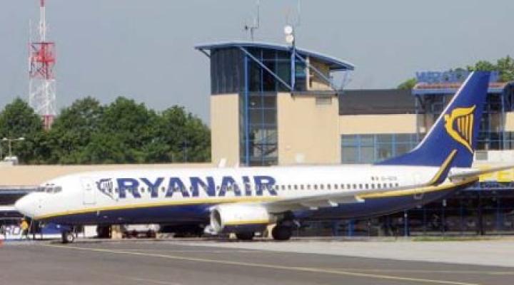 B738 linii Ryanair na lotnisku we Wrocławiu
