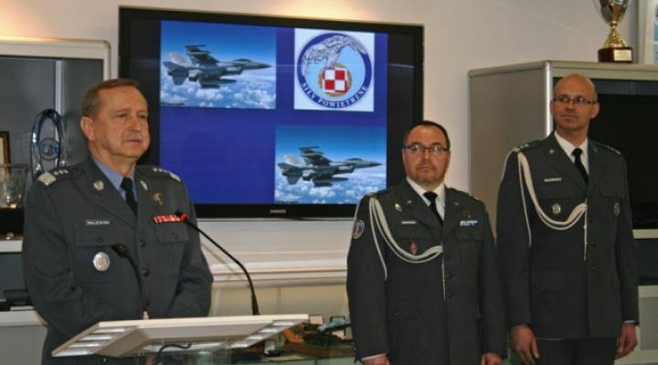 Generał broni pilot Lech Majewski, podpułkownik Grzegorz Nazarewicz i major Jarosław Borowiec