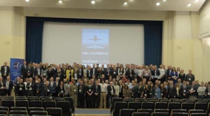 Pamiątkowe zdjęcie ponad 150 przedstawicieli z 30 państw świata, uczestników Konferencji World Birdstrike Association (fot. ULC)