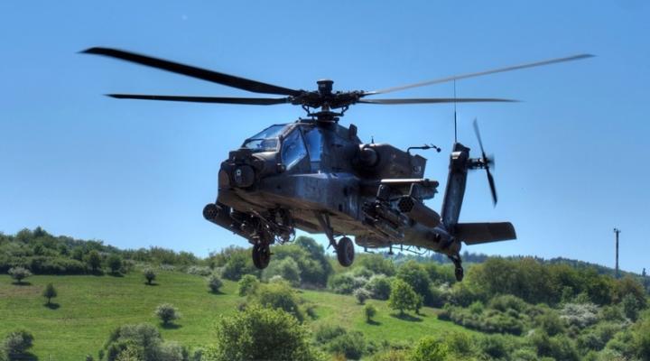 AH-64 Apache w locie nad ziemią (fot. Erich Backes / US Army)