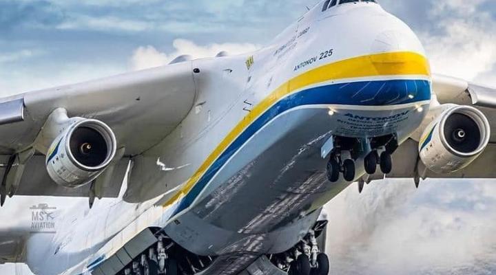 An-225 "Mrija" w locie - widok z przodu z bliska (fot. Rada Miasta Bucza/Facebook)